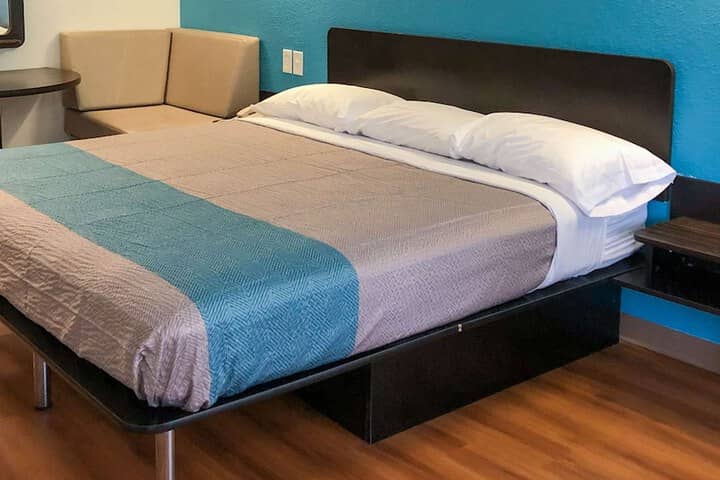 Room 4 of 30
