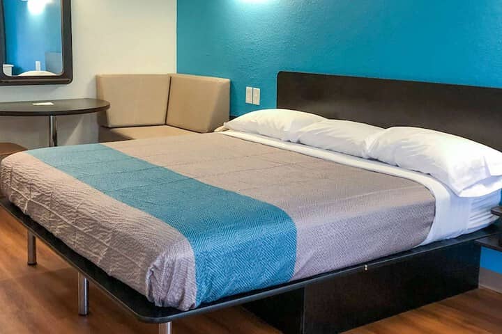 Room 9 of 30